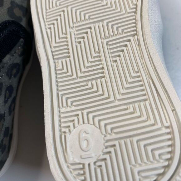 NWOB Skywheel Unisex Toddler Gray Animal Print Slip On Flats - Size 6 - Picture 9 of 9